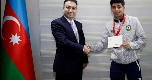 Dünya çempionatında medal qazanan deflimpiyaçılarla görüş keçirilib FOTO