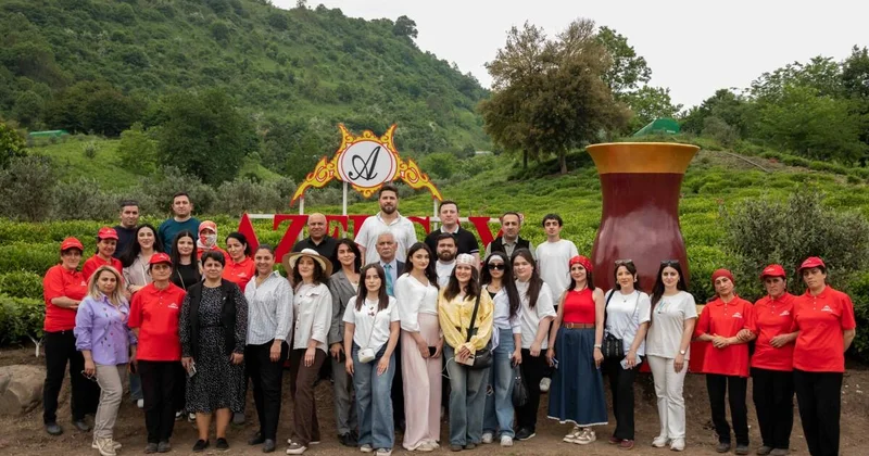 Jurnalistlər üçün çay plantasiyasına mediatur təşkil olunub FOTO