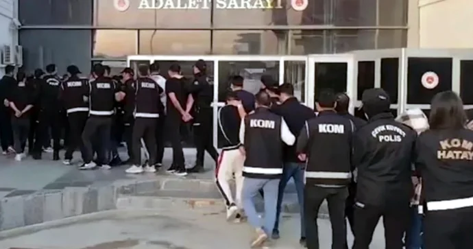 Türkiyədə sahibkarlardan xərac yığan, qadınları fahişəliyə cəlb edən şəbəkə ələ keçdi