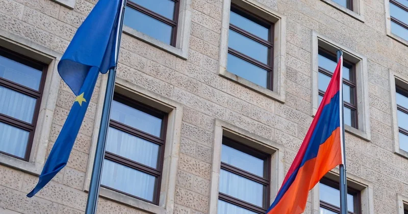 Как Армении выбрать самый крепкий из двух стульев?