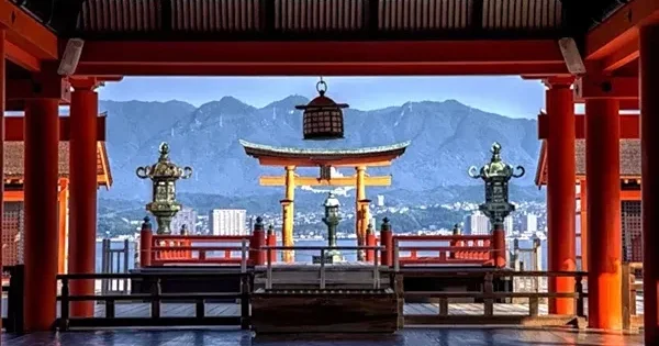 В Японии пожар уничтожил зал с огнем, не угасавшим почти 1200 лет ФОТО