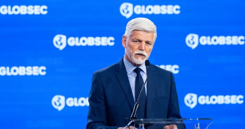 Президент Чехии пообещал засудить премьера, если тот не пустит его на саммит НАТО