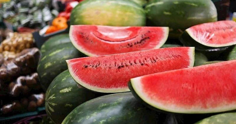 Dilimlənmiş qarpız almazdan əvvəl iki dəfə düşünün