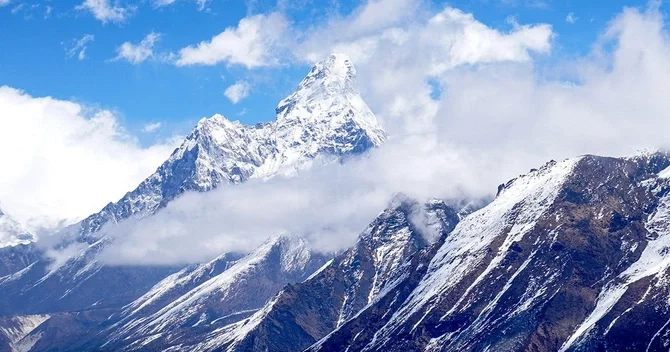 Everestə bir gündə qalxan alpinistlərin sayında rekord qeydə alınıb