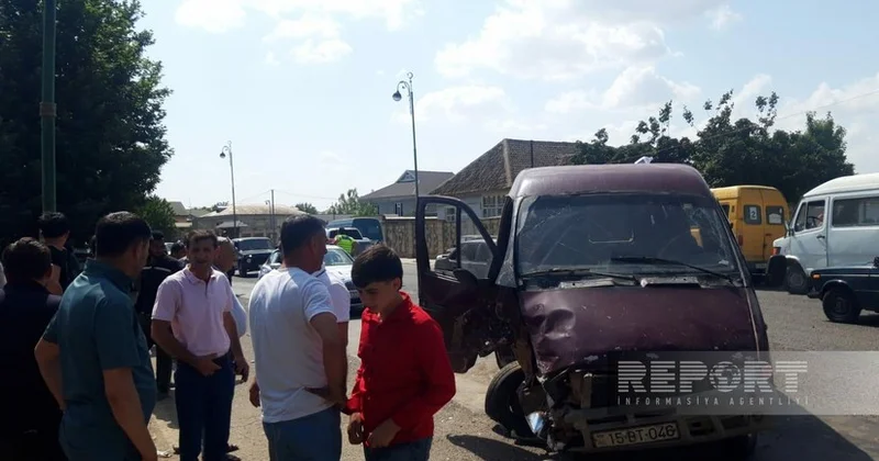 В Билясуваре столкнулись легковой автомобиль и микроавтобус, есть пострадавшие