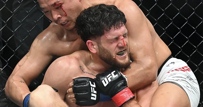 UFC: Cənubi Koreyadan olan idmançı qələbəyə sevinib