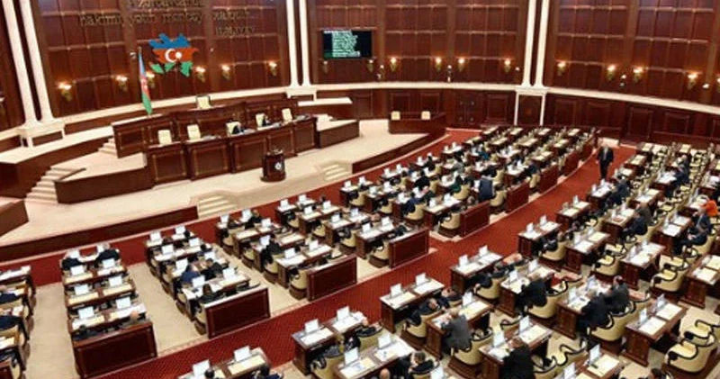 Parlamentdə deputatlar arasında dava düşdü FOTO
