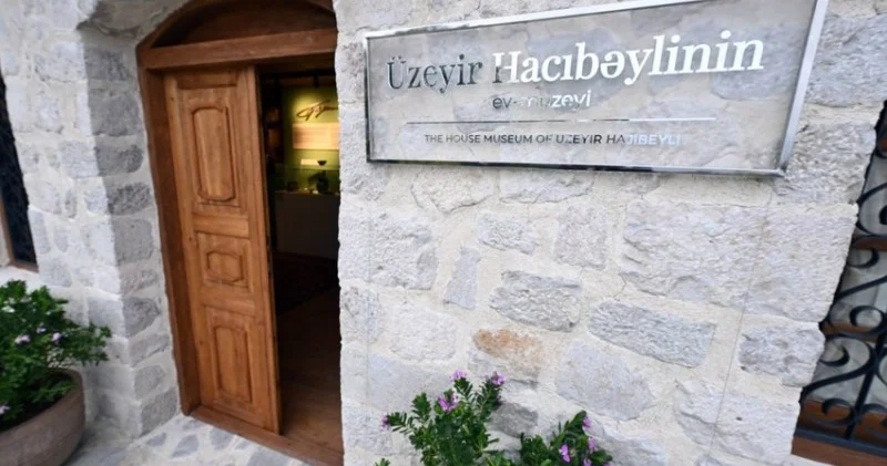 Xarici diplomatlar Şuşada Üzeyir Hacıbəyovun ev muzeyində olublar