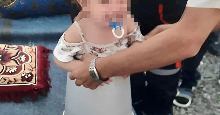 В Агдаме ребенок застрял в металлическом ведре
