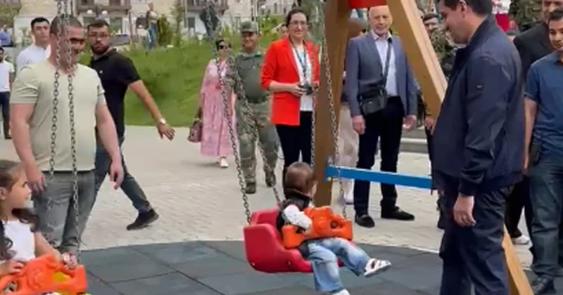 Hikmət Hacıyev Şuşanın balaca sakinləri ilə