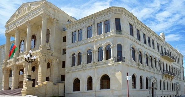 Prokurorluq işçilərinin qulluqda olma yaş həddinin artırılması təklifi ilk oxunuşda qəbul edilib
