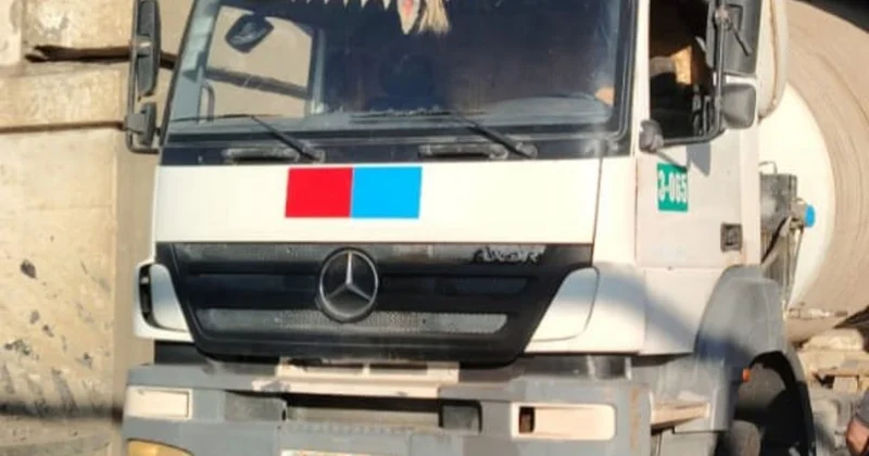 В Ширване грузовой автомобиль застрял, зацепившись за пролеты железнодорожного путепровода