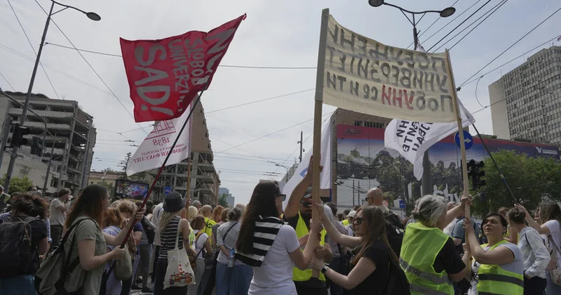 Minlərlə tələbə etirazlara görə Serbiyanı tərk edir