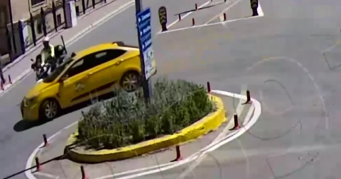 Taksi ilə yol polisi motosikleti toqquşdu Polis xəstəxanalıq oldu VİDEO