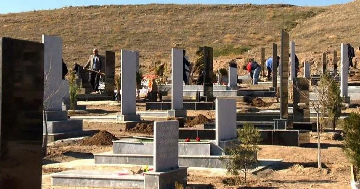40 il əvvəl ölən anasının qəbrini tapa bilmir Məhkəməyə MÜRACİƏT ETDİ