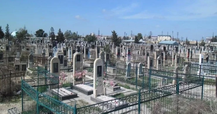 Bakıda qəbiristanlıqda həmyaşıdı öldürən yeniyetməyə HÖKM OXUNDU