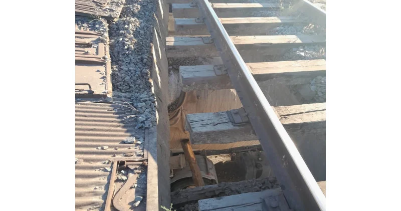 Şirvanda yük avtomobili dəmiryol infrastrukturuna ciddi vurub FOTO
