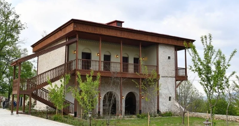 Diplomatlar Şuşada Mehmandarovların malikanəsini ziyarət ediblər