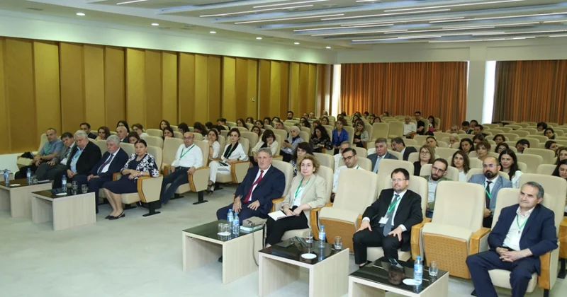 Beynəlxalq simpoziumun bölmə iclaslarında Azərbaycan Türkiyə həmrəyliyindən bəhs olunub