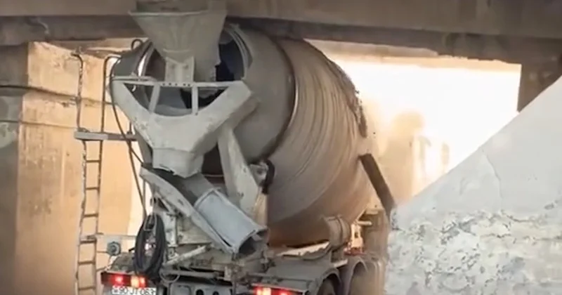 Şirvanda betonqarışdıran maşın körpünü dağıtdı