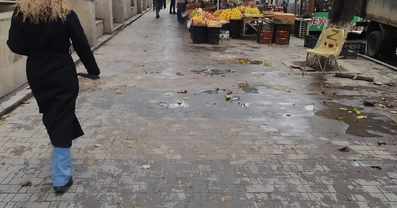 Şəhərin qəlbində səssiz işğal: Səkilər zəbt olunur, qurumlar susur