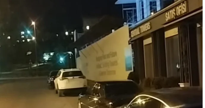 Tikinti gedən binanın altında maşın saxlayıblar İŞÇİLƏR NARAZIDIR VİDEO