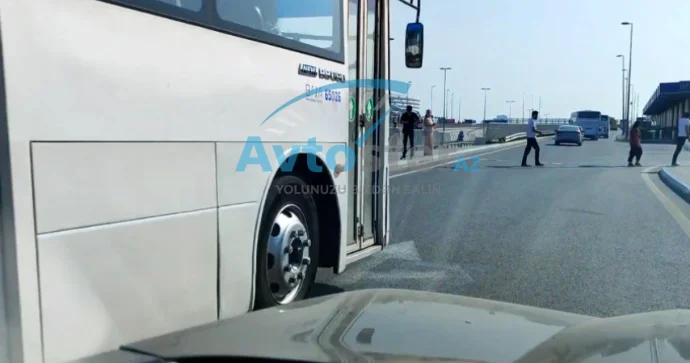 “Koroğlu” metrosu yaxınlığında piyadalar zombi kimi ölümə can atır VİDEO