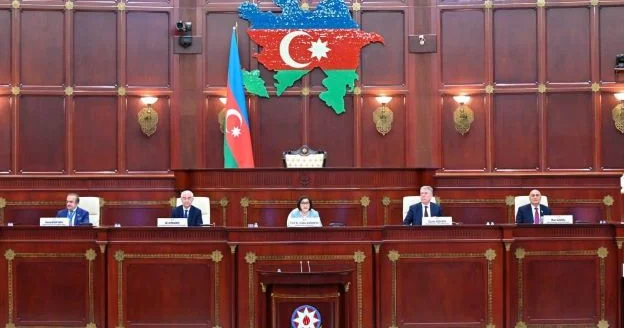 DEPUTATLAR DAHA 12 QANUNA DƏYİŞİKLİK EDƏCƏK SİYAHI
