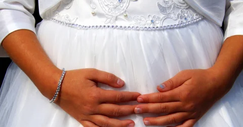 Erkən nikah problemi Psixoloq valideynləri günahlandırır