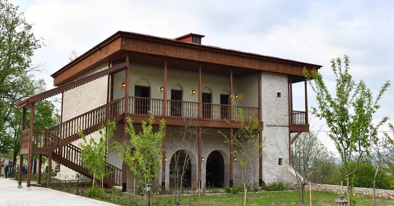 Diplomatlar Şuşada Mehmandarovların malikanəsini ziyarət ediblər KONKRET