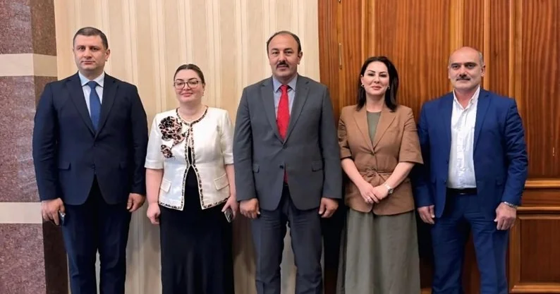 “Bir nurlu sahil var hələ sabahda”…