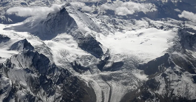 Yerli sakinləri xilas etmək üçün Himalayda süni buz piramidaları qurulur