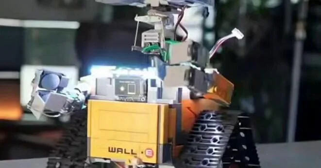 Парень из США оживил LEGO WALL E ВИДЕО