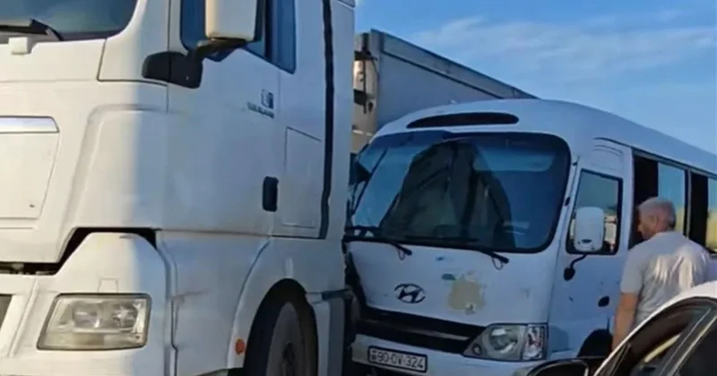 Lökbatanda mikroavtobus yük maşınına çırpıldı VİDEO