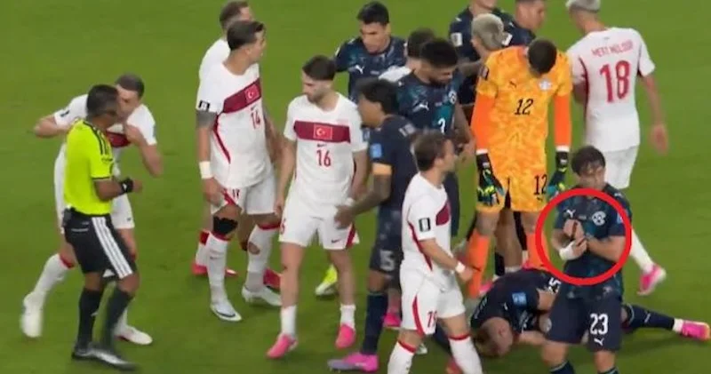 Paraqvaylı futbolçunun Türkiyə ilə oyunda etdiyi bu hərəkət gündəm oldu Video