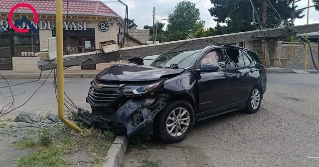 Tovuzda qəza: Chevrolet işıq dirəyinə çırpıldı