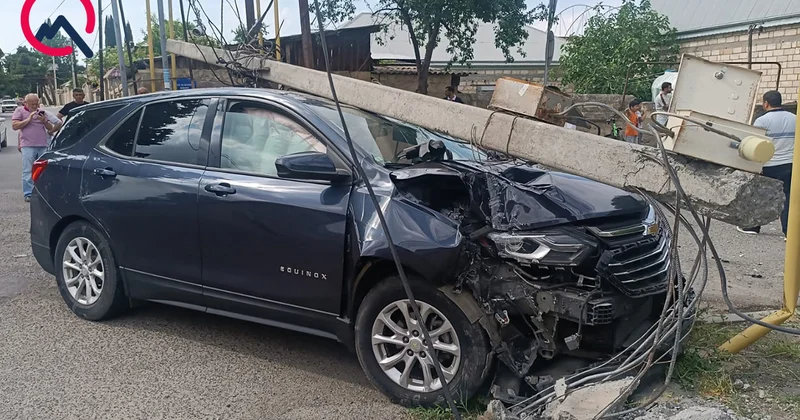 “Chevrolet” əvvəl “Opel”ə, daha sonra işıq dirəyinə çırpıldı Fotolar