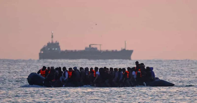 Britaniyaya gedən miqrantların qarşısını almaq üçün qayığı deşdilər