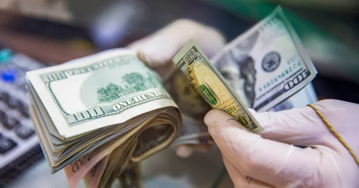 Səudiyyə kralı 9 milyard dollar maaş alır