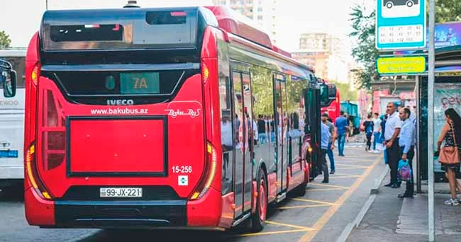 Öz xəttindən çıxıb avtomobil yoluna girən avtobuslar... Problem gündəmdədir, həll göstərən tapılmır
