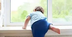 3 yaşlı uşaq pəncərədən yıxıldı
