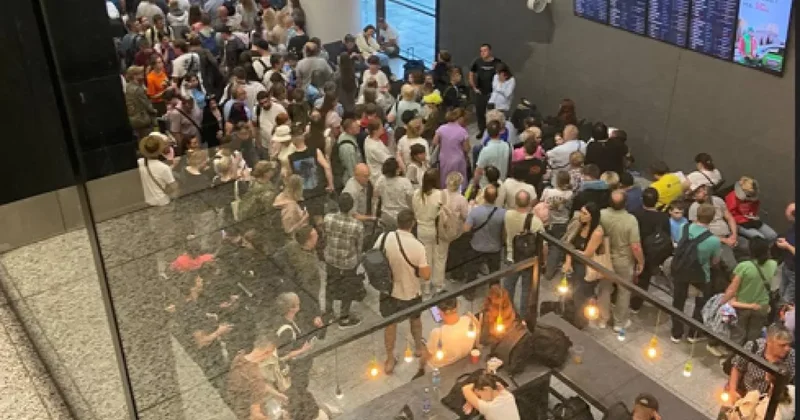 Транспортный коллапс в аэропортах Москвы: массовые отмены и задержки рейсов Фото / Видео