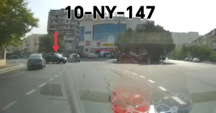 Nişana baxmayan xanım sürücü əks yola girib maşınların üzərinə sürdü VİDEO