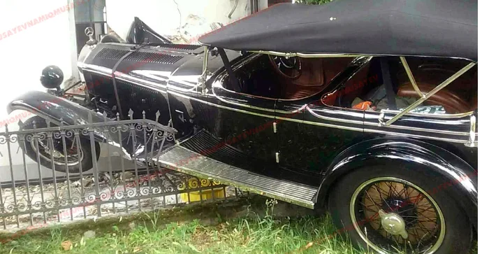 96 illik Mercedes Benz qəzaya uğradı FOTOLAR