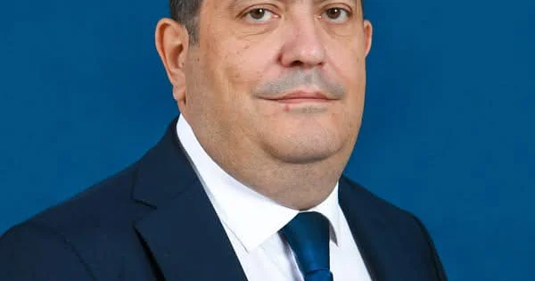 Deputat villasında işlətdiyi fəhlələrin pulunu vermir