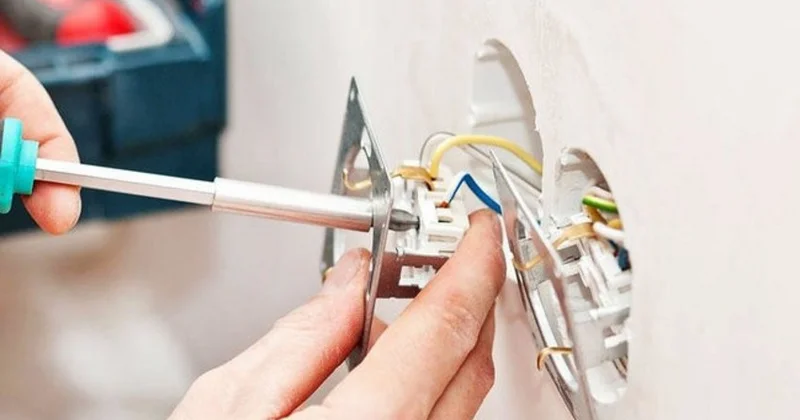 Sumqayıtda sənaye müəssisəsində çilingəri elektrik cərəyanı vurub