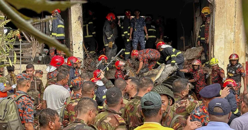Banqladeşdə təyyarə məktəbə çırpılıb, 19 nəfər ölüb