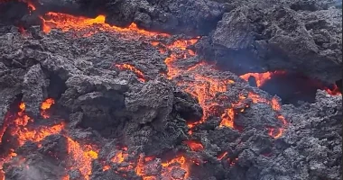 Так "шипит" вулканическая лава ВИДЕО