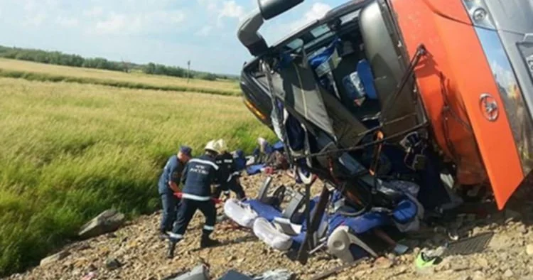 İşçiləri daşıyan avtobus qəzaya uğrayıb: 13 ölü
