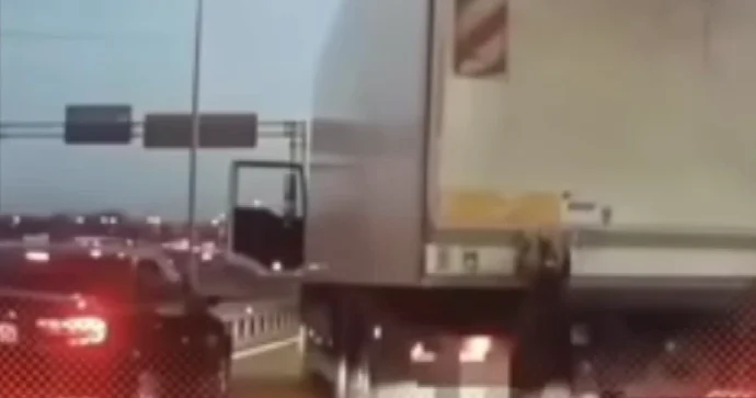 Yolu kəsib dava etmək istəyən sürücü polis maşını görüb qaçdı VİDEO